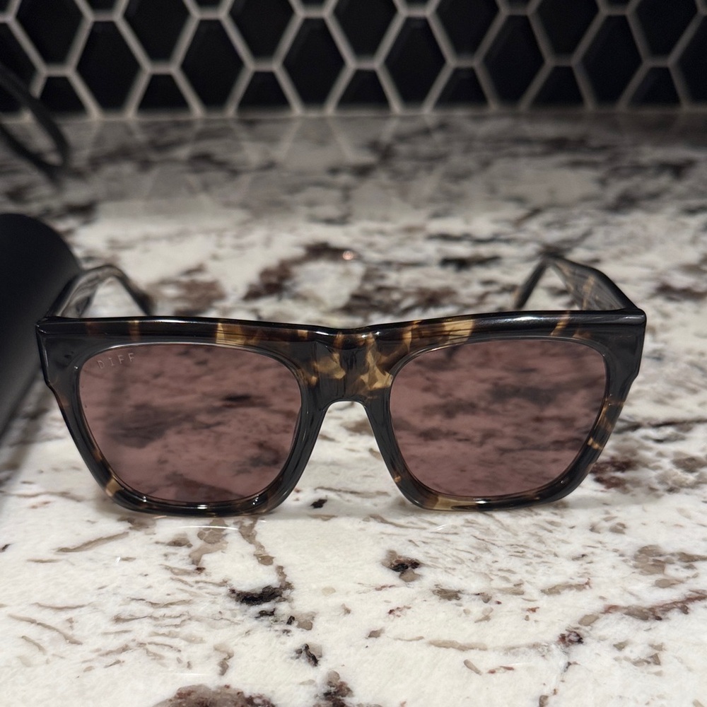 Diff Eyewear Easton Tortoise Frame Sunglasses Wit… - image 2